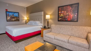 Een kluis op de kamer, een bureau, verduisterende gordijnen