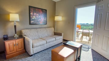 Kamer, 1 kingsize bed met slaapbank, terras (Sofa Sleeper, Oversized ) | Een kluis op de kamer, een bureau, verduisterende gordijnen