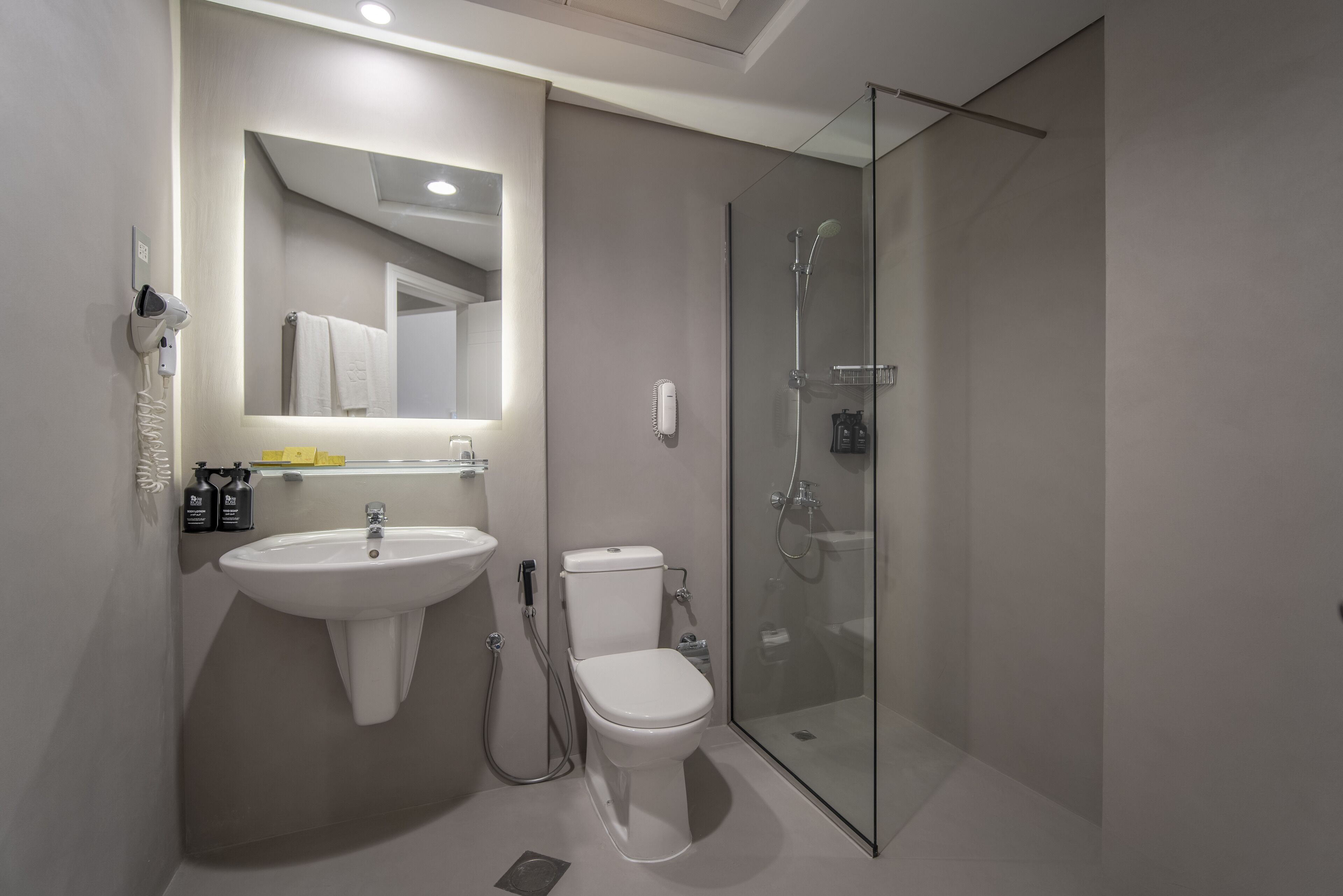 Kostenlose Toilettenartikel, Haartrockner, Bademäntel, Hausschuhe