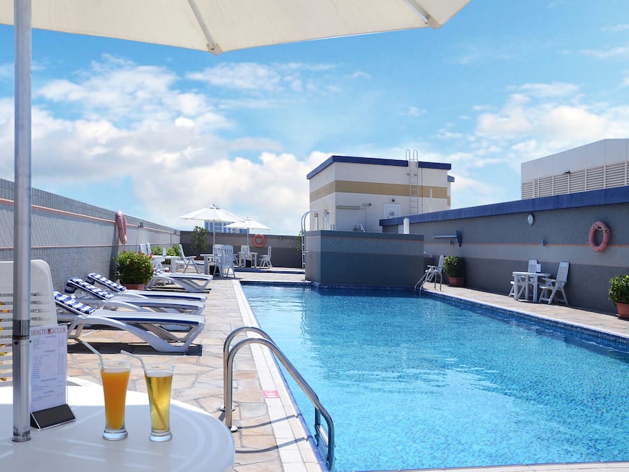Piscina externa, funciona das 8h às 23h, guarda-sóis, espreguiçadeiras