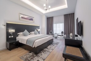 พรีเมียมสตูดิโอ | ตู้นิรภัยในห้องพัก, ตกแต่งพิเศษโดยเฉพาะ, โต๊ะทำงาน