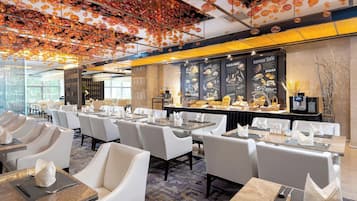 3 restaurants, breakfast served