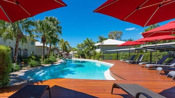 4 outdoor pools, pool umbrellas, sun loungers