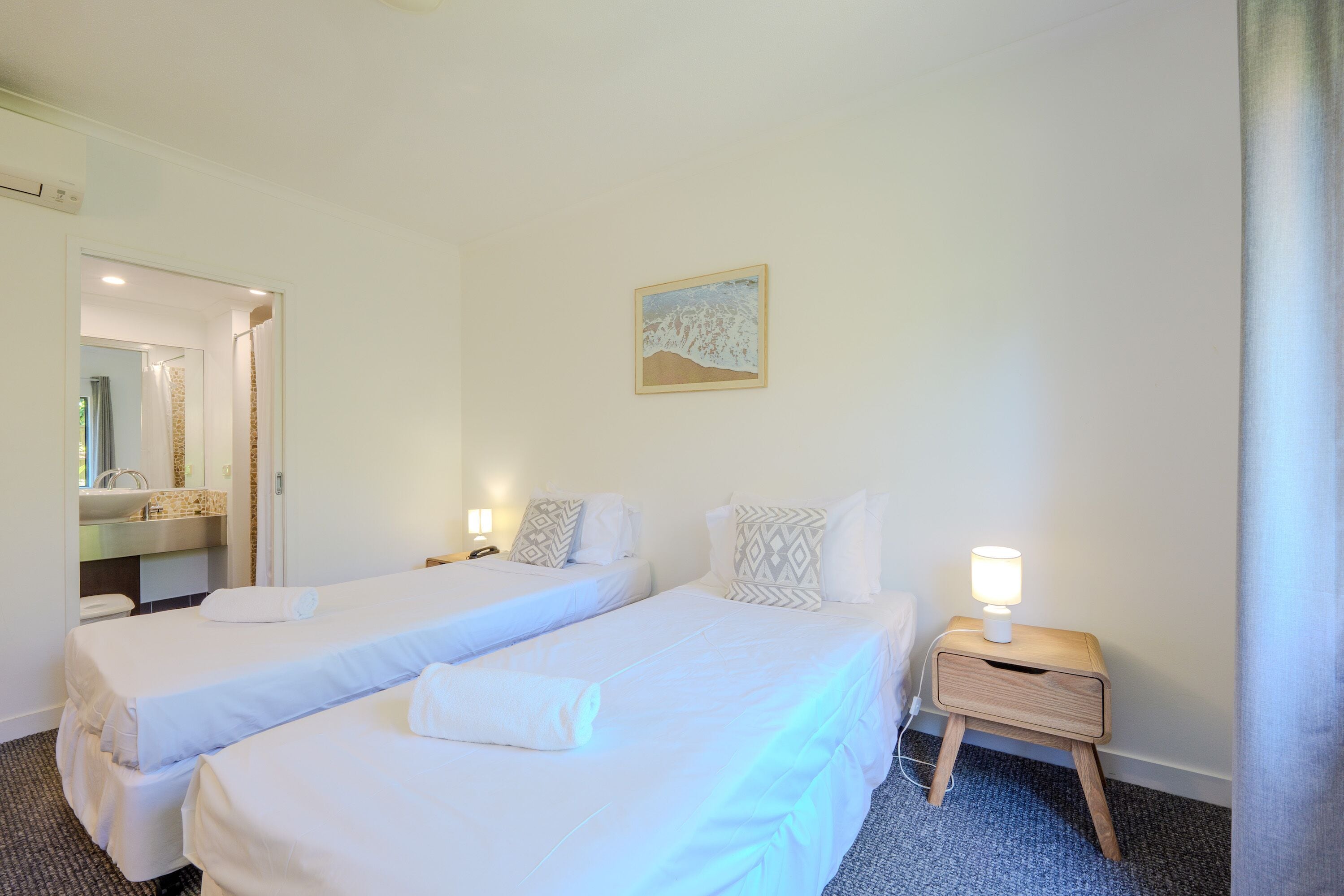 Een strijkplank/strijkijzer, gratis wifi, beddengoed