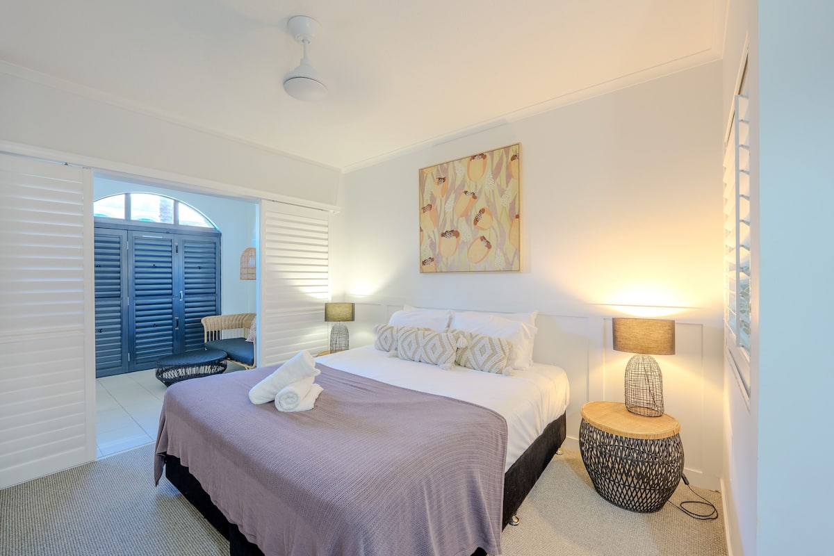 Iron/ironing board, free WiFi, bed sheets