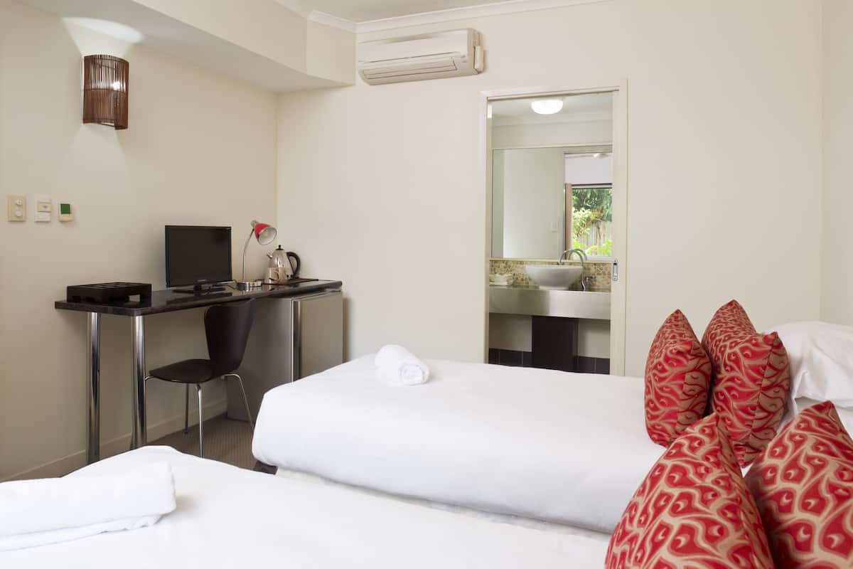 Phòng Economy (Hotel Room) | 2 phòng ngủ, bàn ủi/dụng cụ ủi quần áo