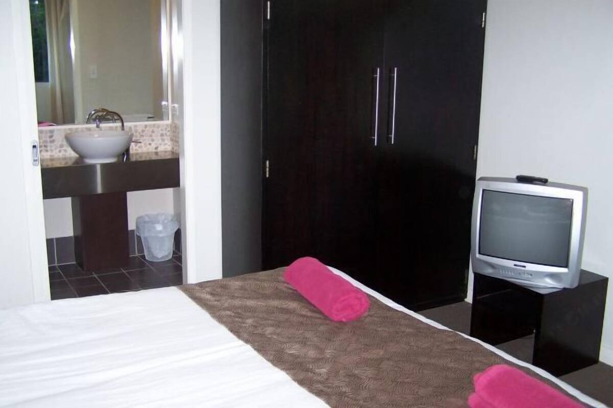 Iron/ironing board, free WiFi, bed sheets
