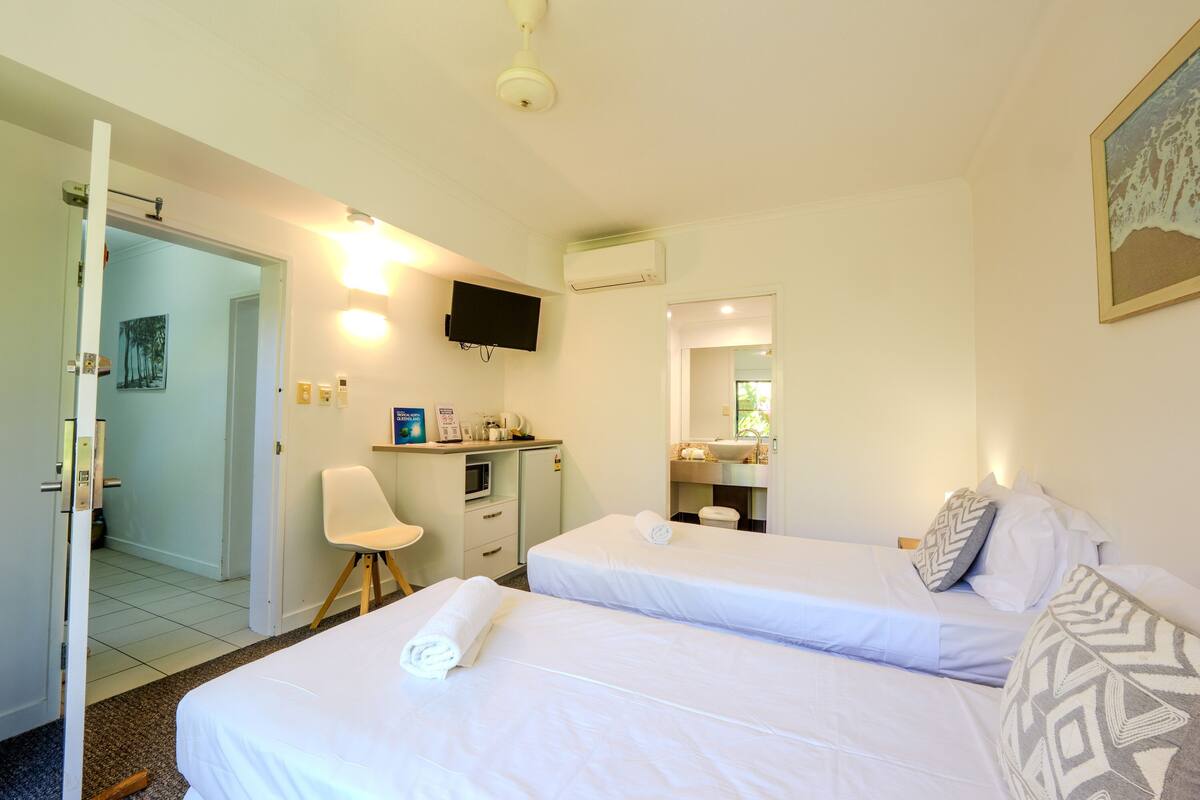 Iron/ironing board, free WiFi, bed sheets