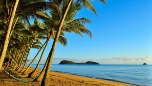 Ubicación cercana a la playa y toallas de playa