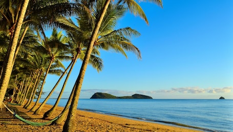 Una playa cerca, toallas de playa