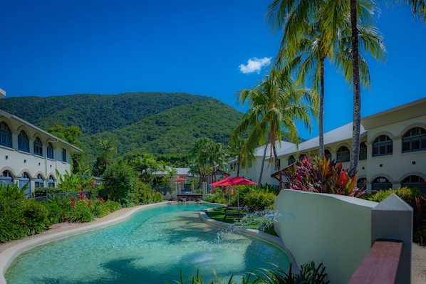 4 piscinas al aire libre, sombrillas, tumbonas