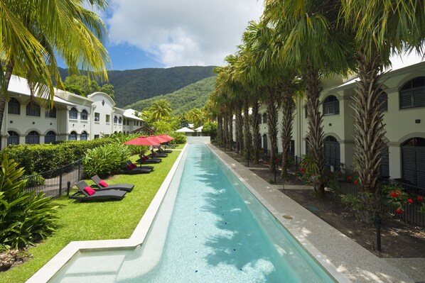 4 udendørs pools, parasoller, liggestole