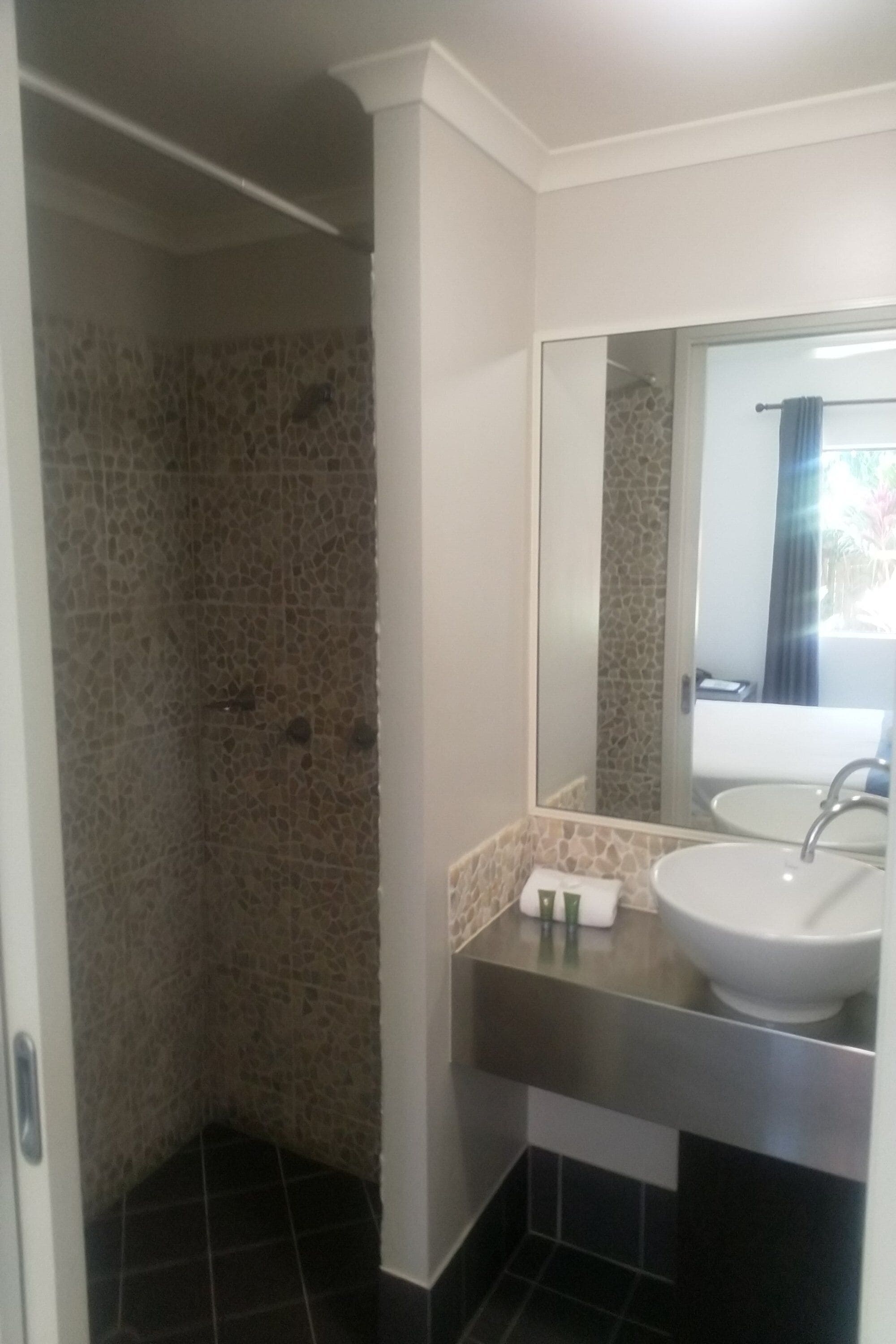 budget room | bathroom | combined shower/bathtub, free toiletries, hair dryer, towels