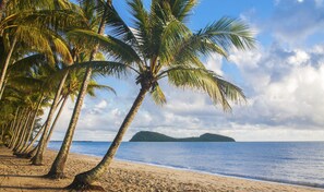 Beach nearby, beach towels - Mango Lagoon Resort & Wellness Spa (Palm Cove)