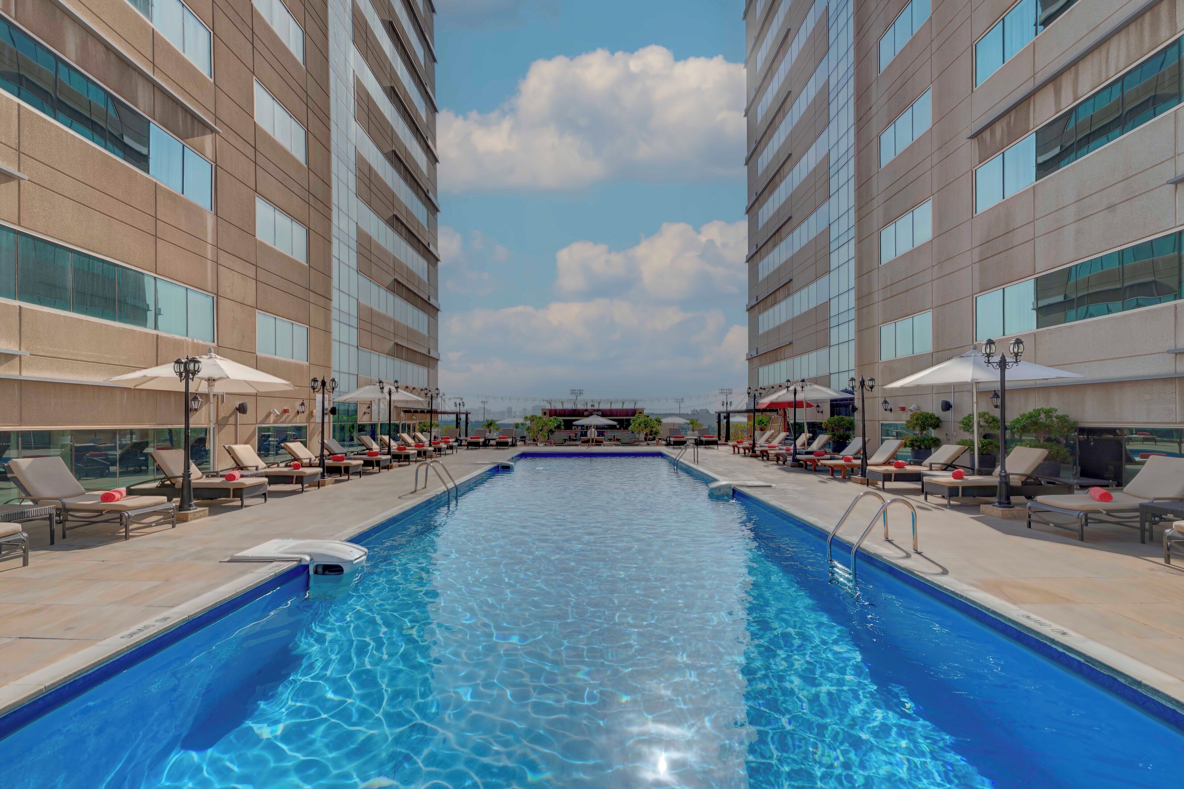 室外游泳池，07:00 至 22:00 开放，池畔遮阳伞，日光浴躺椅