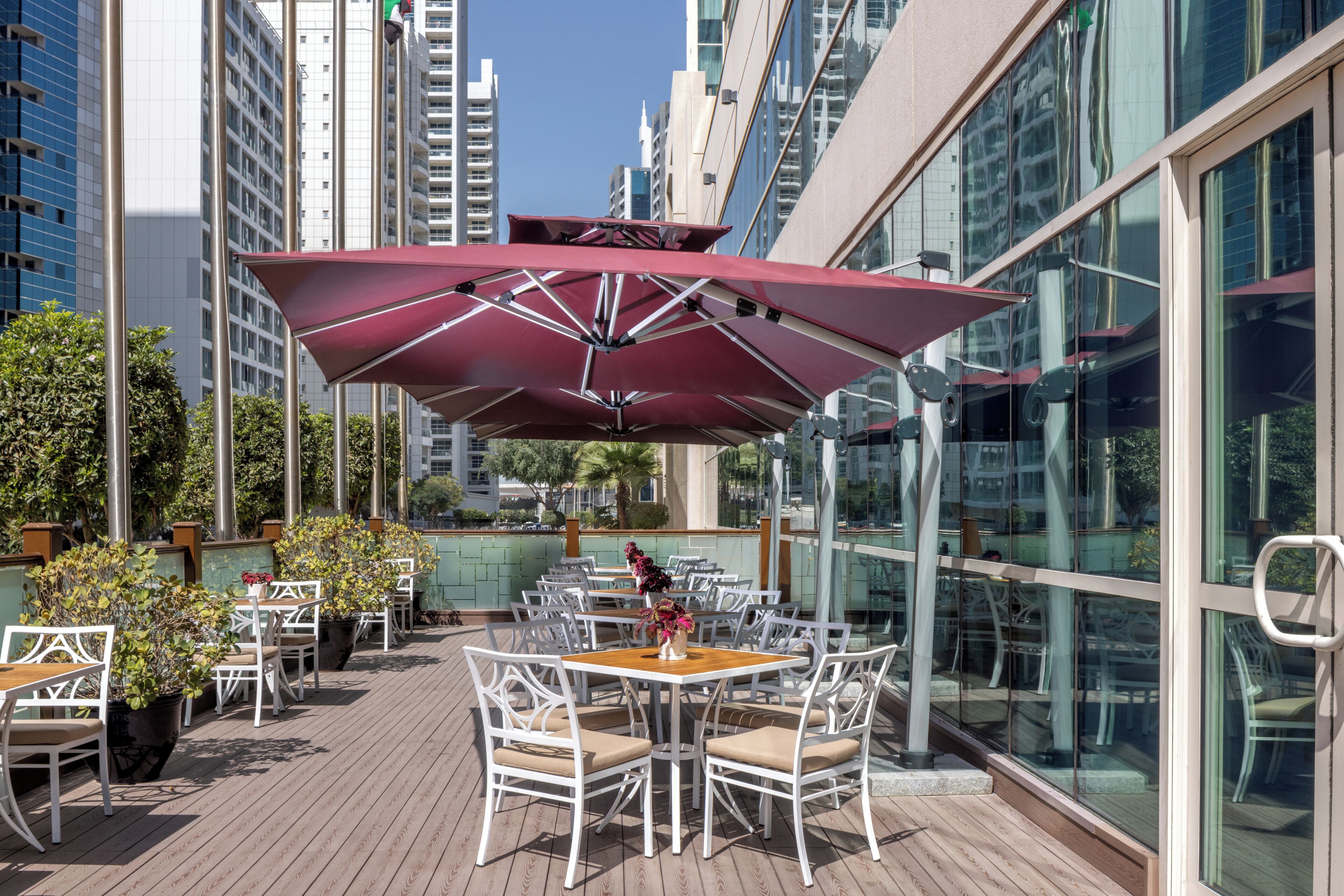 3 εστιατόρια που σερβίρουν πρωινό, μεσημεριανό με διεθνής κουζίνα