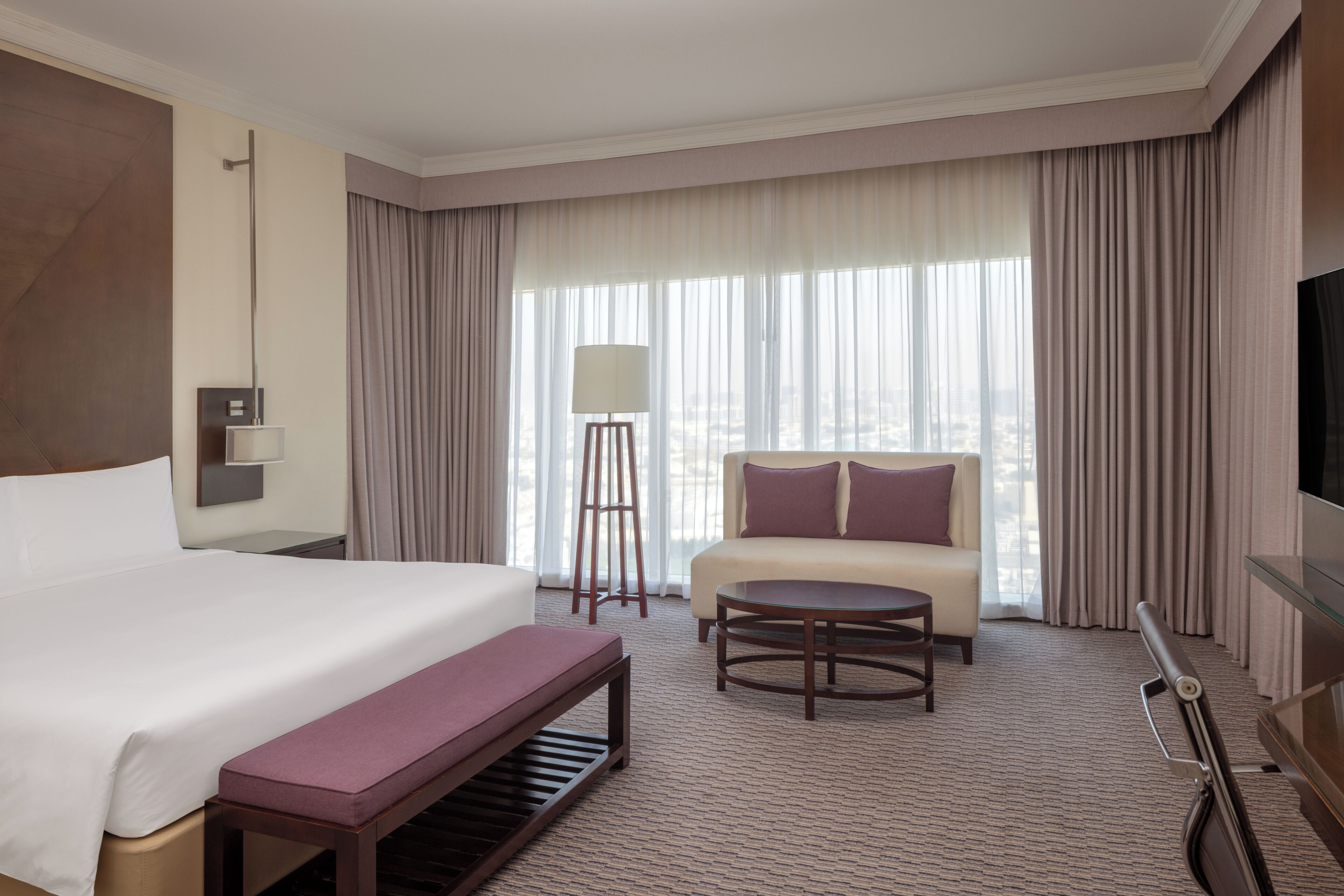 ميني بار وخزنة داخل الغرفة ومكتب ومساحة عمل للكمبيوتر المحمول