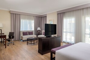 Minibar, in-room safe, desk, laptop workspace - Radisson Blu Hotel, Dubai Barsha Heights (Dubai)
