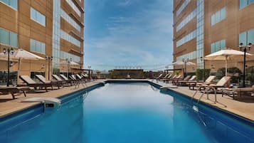 Ulkouima-allas avoinna 7.00â22.00, aurinkovarjoja, aurinkotuoleja