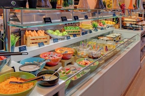 朝食 (ビュッフェ)、毎日提供 (1 名様 95 AED)