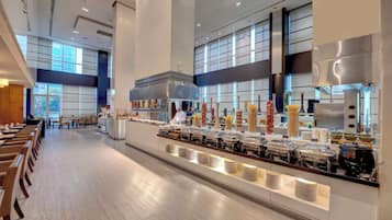 3 restaurants, breakfast, lunch, dinner served; international cuisine