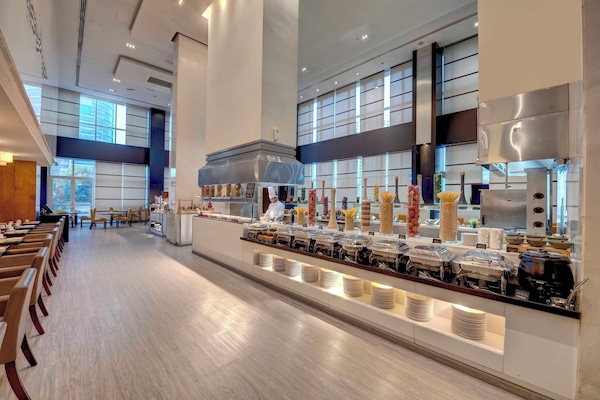 3 ristoranti, aperti a colazione e a pranzo, cucina internazionale