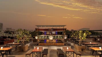 Serviert Mittagessen, Abendessen und Brunch