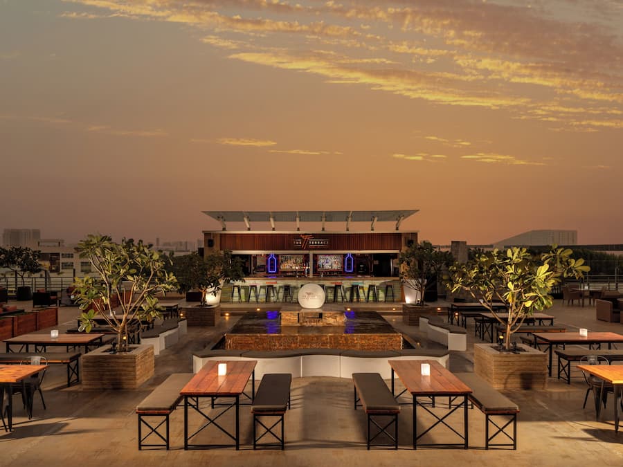 Serves lunch, dinner, and brunch