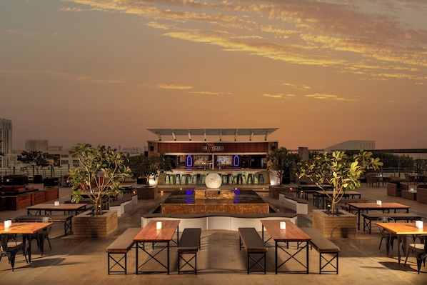 Serves lunch, dinner, and brunch