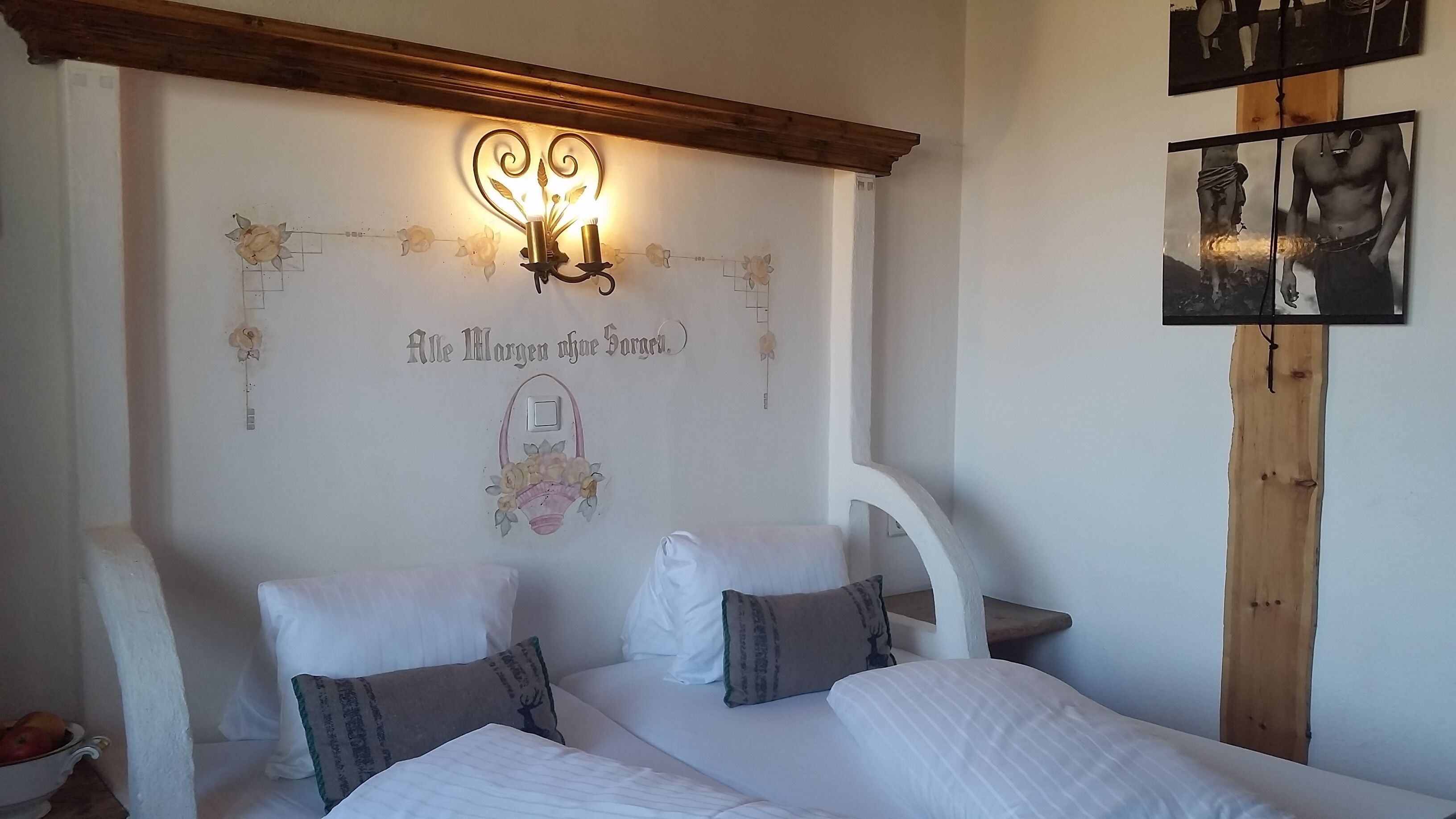 Ropa de cama de alta calidad y caja de seguridad en la habitación 