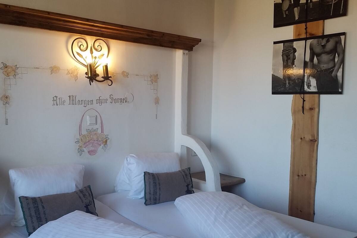 Ropa de cama de alta calidad y caja de seguridad en la habitación