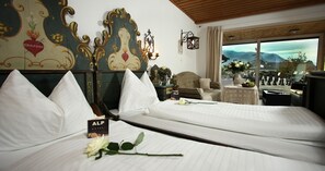 Habitación cuádruple, 1 cama matrimonial y sofá cama | Ropa de cama de alta calidad y caja de seguridad en la habitación 