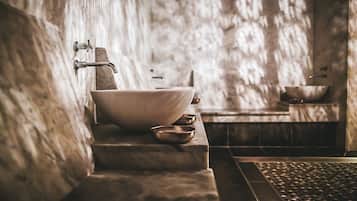 Een sauna, een bubbelbad, een stoombad, warm/mineraalwaterbronnen