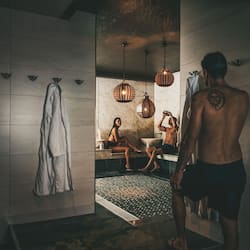 Een sauna, een bubbelbad, een stoombad, warm/mineraalwaterbronnen