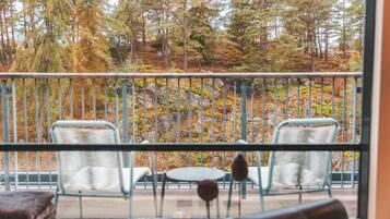 Junior Suite, 1 King Bed (Excluding Pool Club) | Terrass/Patio