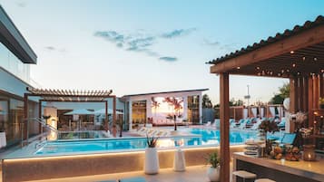 Una piscina techada, una piscina al aire libre