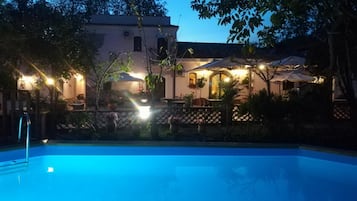 Piscine extérieure, parasols de plage, chaises longues