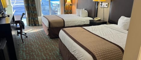 Escritorio, tabla de planchar con plancha, wifi gratis y ropa de cama