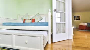 Minibar, in-room safe, desk, iron/ironing board