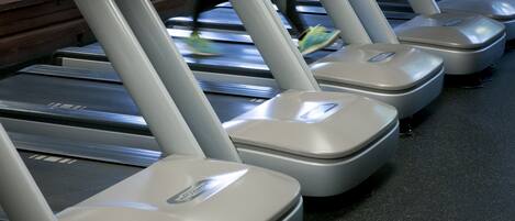 Eine Reihe von Stehauf-Laufbändern in einem Fitnessstudio.