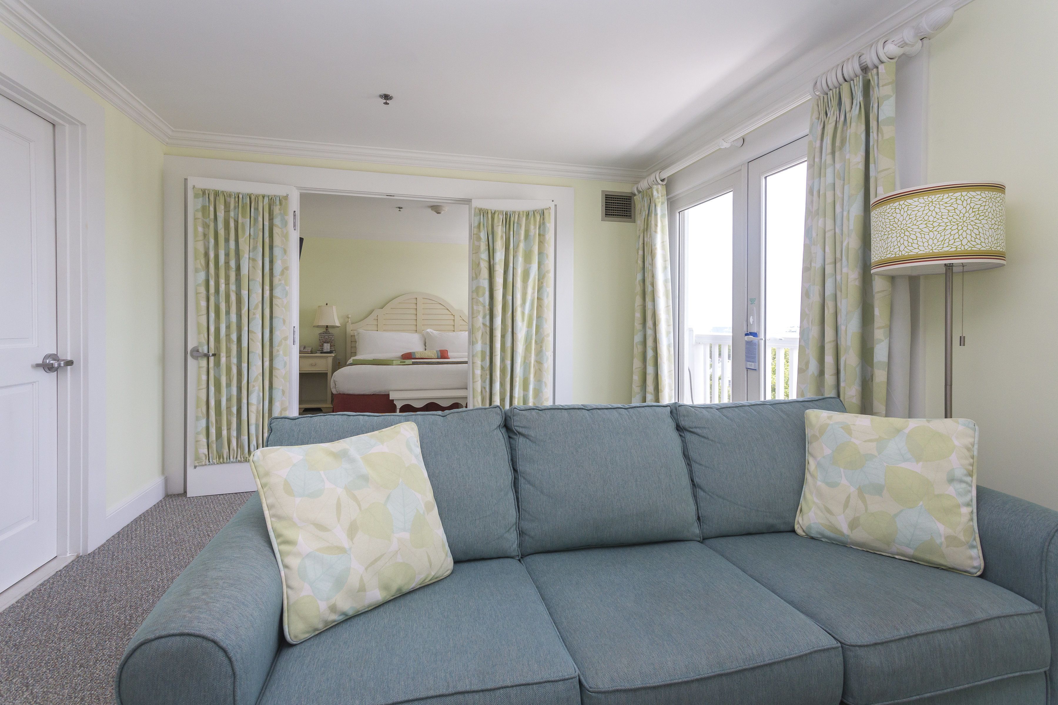 deluxe suite, 1 king bed with sofa bed | minibar, in-room safe, desk, iron/ironing board