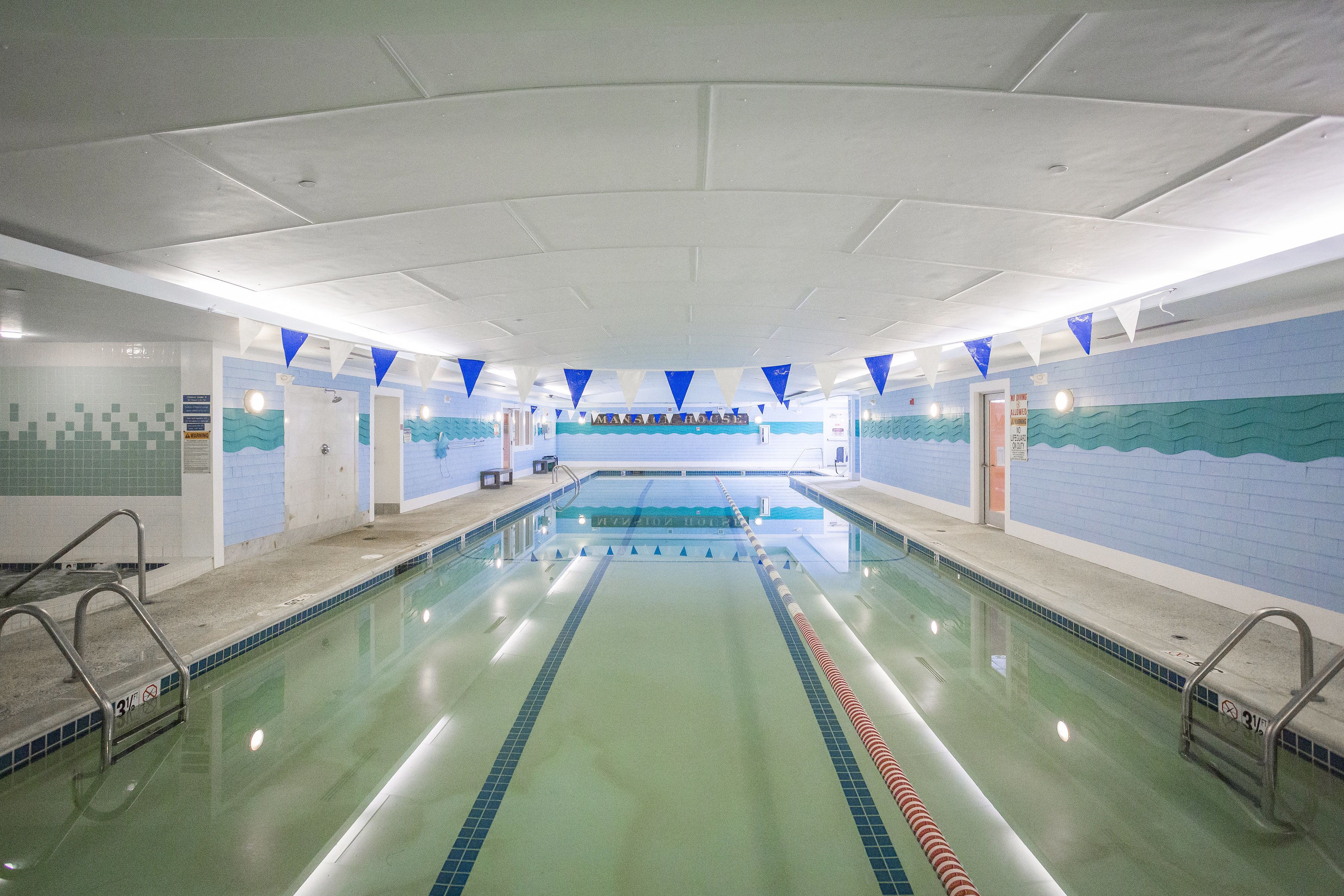 Una piscina cubierta