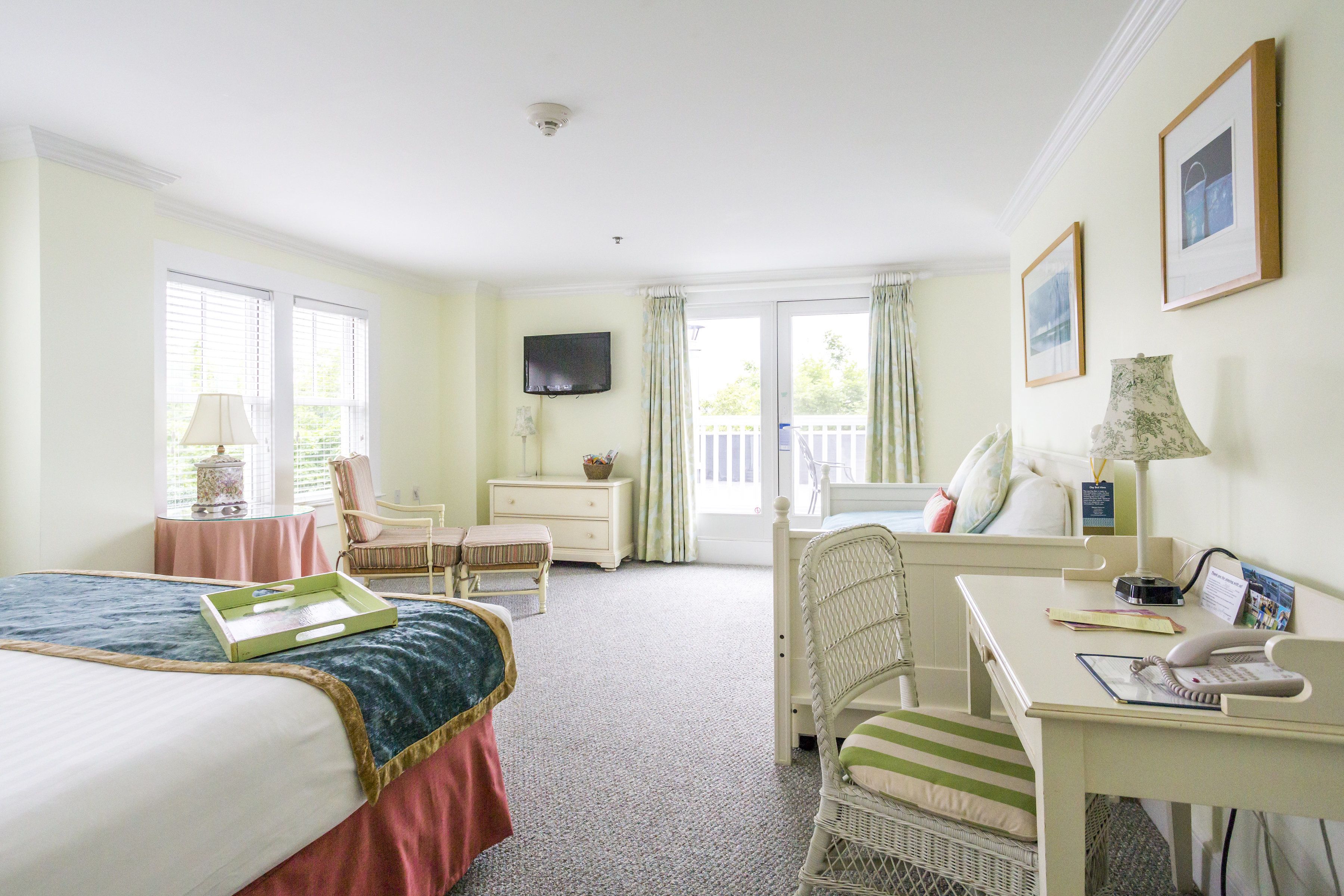 deluxe king with daybed, harbour view | minibar, in-room safe, desk, iron/ironing board