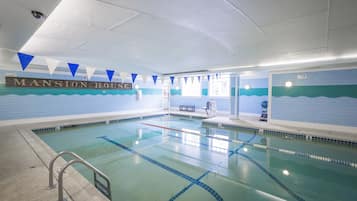Una piscina con separadores de carril, un banco y un cartel que dice "Mansion House".