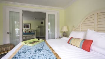 Minibar, coffres-forts dans les chambres, bureau