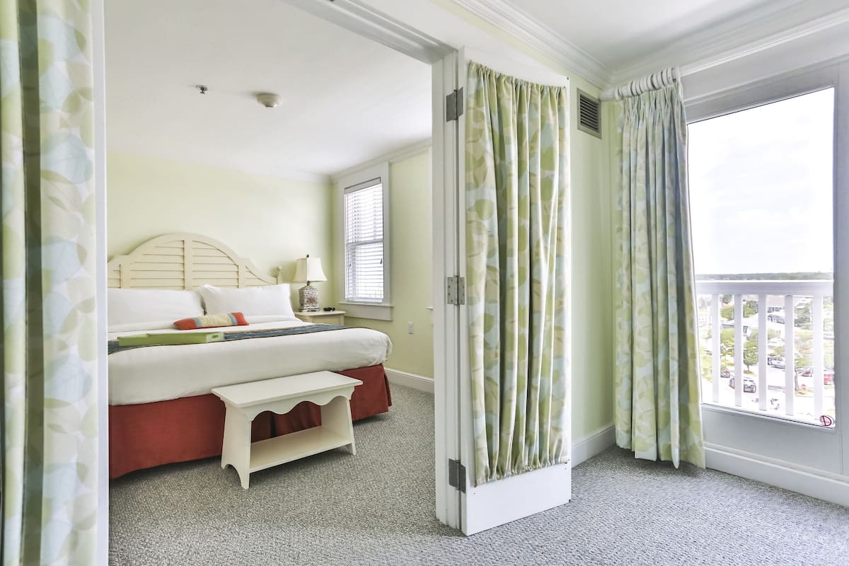 Minibar, in-room safe, desk, iron/ironing board
