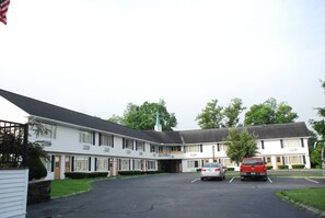 Exterior - New World Inn (Barre)