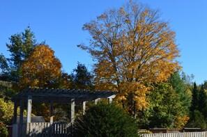 Deluxe Room, 1 King Bed | Balcony view - New World Inn (Barre)
