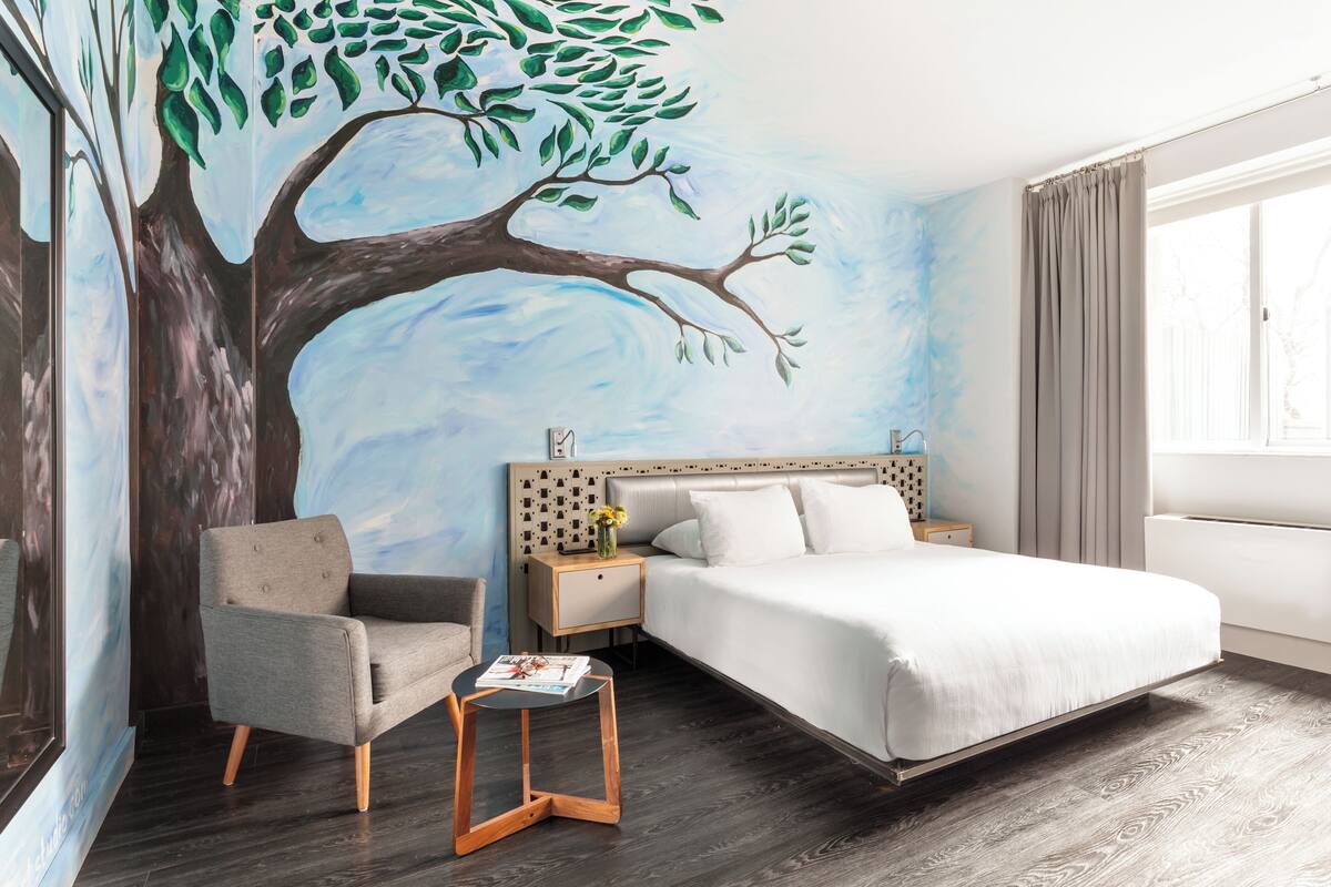 deluxe room, 1 king bed | 1 bedroom, premium bedding, minibar, in-room safe