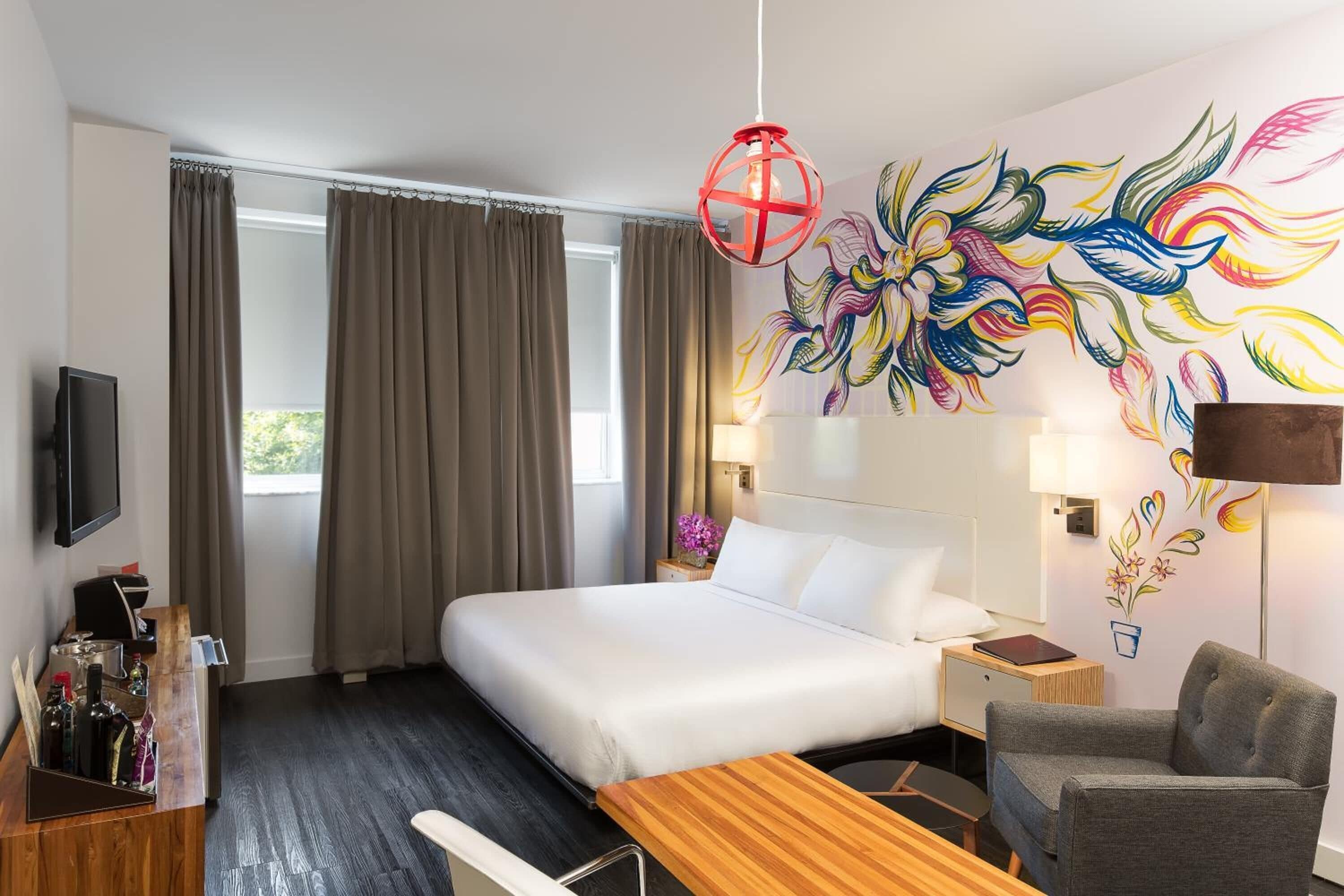 deluxe room, 1 king bed | 1 bedroom, premium bedding, minibar, in-room safe